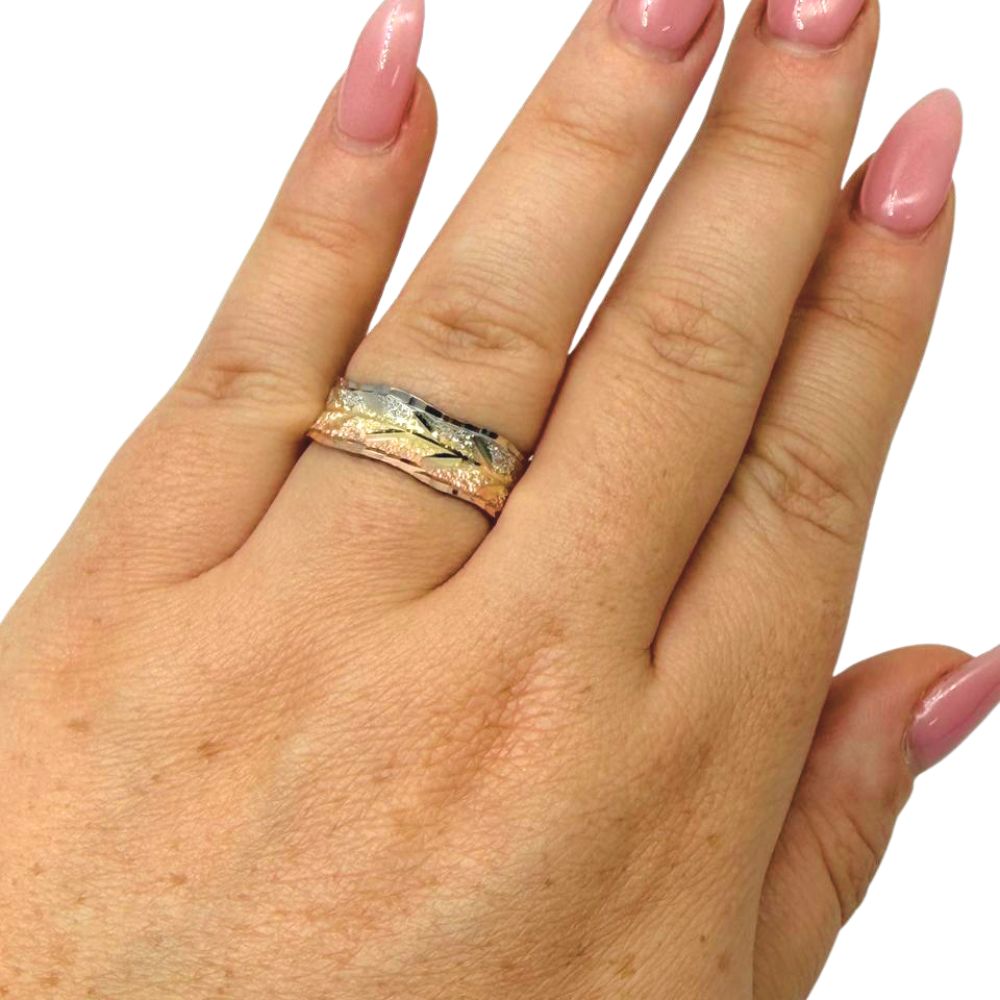 14K Tri-Color Gold Wedding Band Ring with Leaf-inspired Pattern