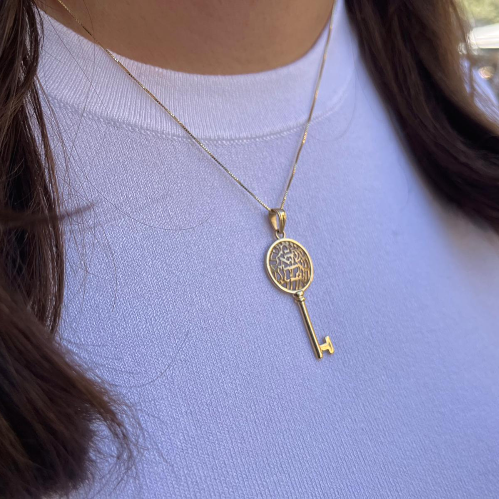Shema Yisrael Key Pendant in 14k Gold