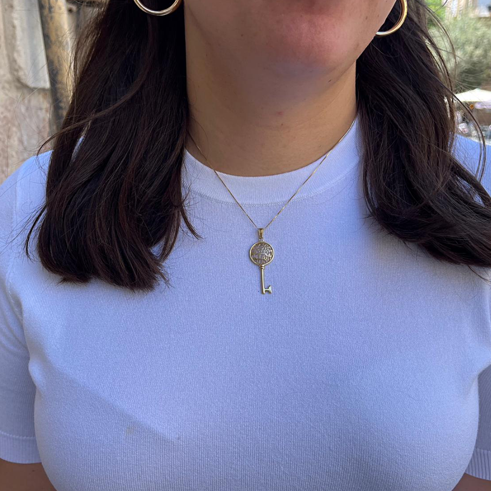 Shema Yisrael Key Pendant in 14k Gold