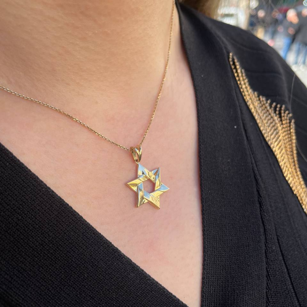 Star of David Pendant in 14K Gold Interwoven Wavy Style - 19mm