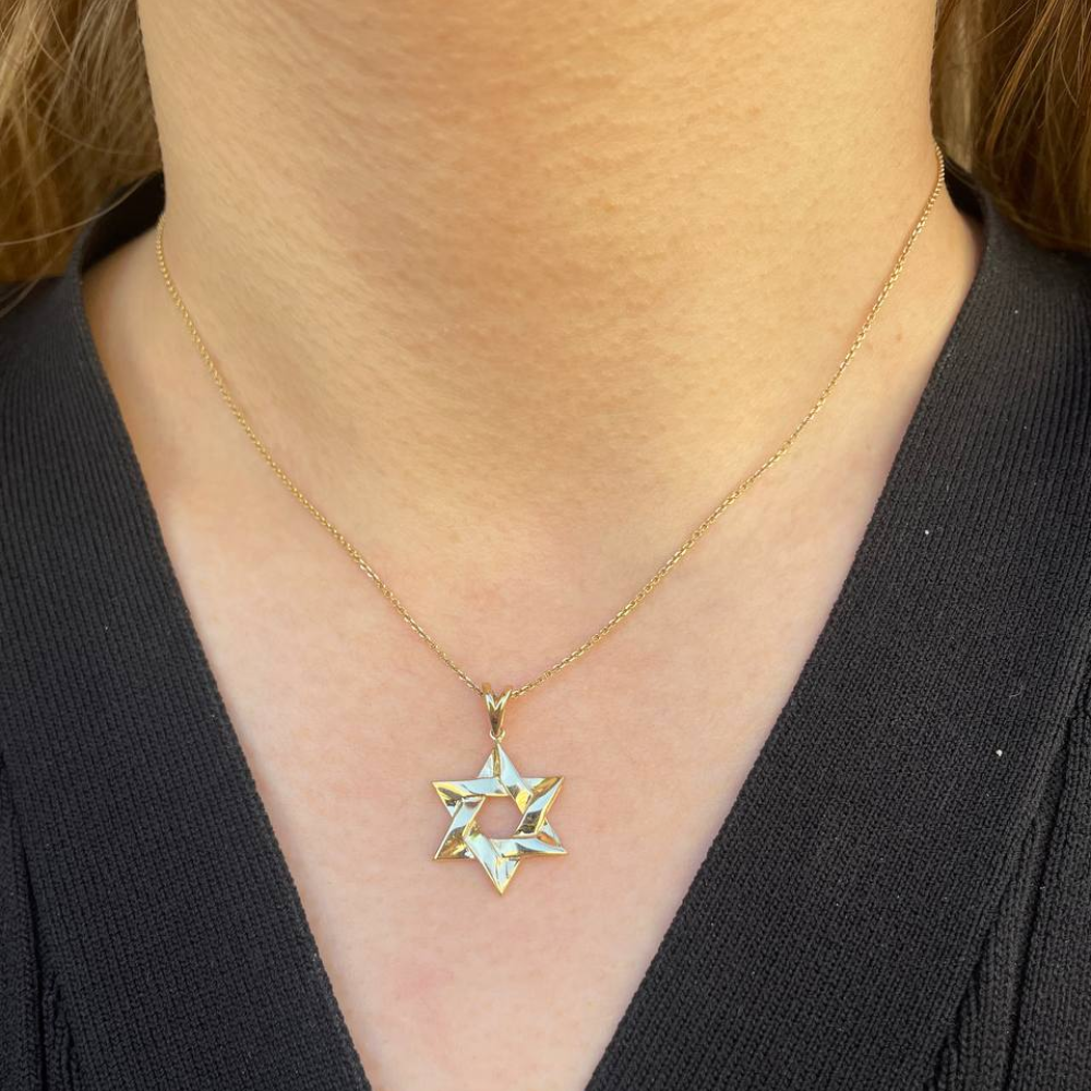Star of David Pendant in 14K Gold Interwoven Wavy Style - 19mm