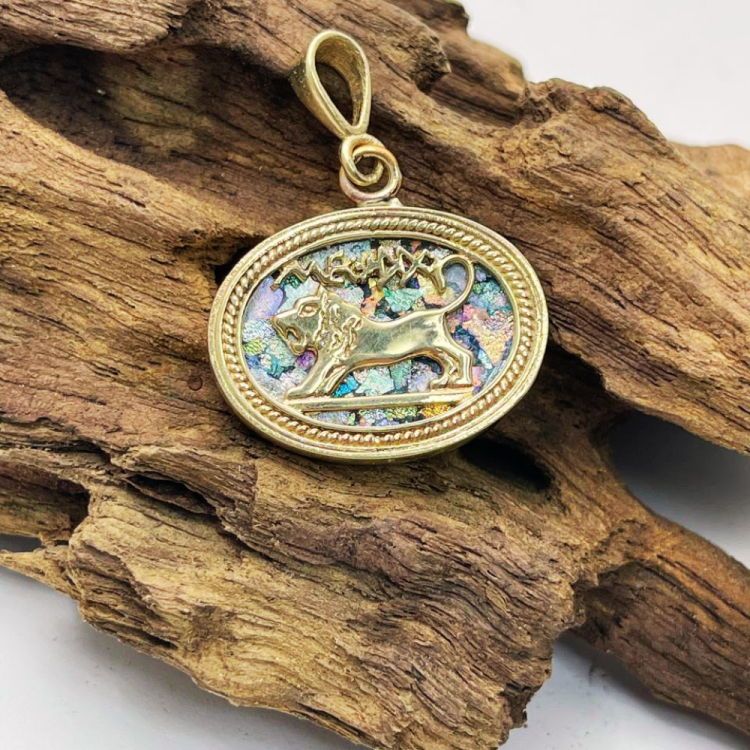 Lion of Megiddo Pendant in 14K Gold with Roman Glass